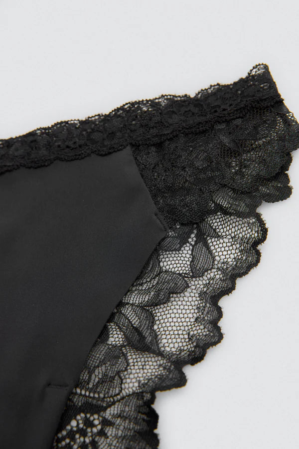 Brasiliana elasticizzata con pizzo